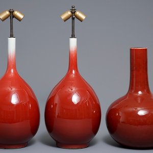 Trois vases de forme bouteille en porcelaine de Chine sang de boeuf monochrome, 20ème — photo 1