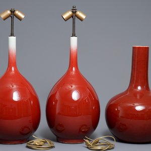 Trois vases de forme bouteille en porcelaine de Chine sang de boeuf monochrome, 20ème — photo 3