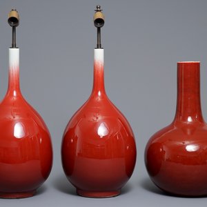 Trois vases de forme bouteille en porcelaine de Chine sang de boeuf monochrome, 20ème — photo 4