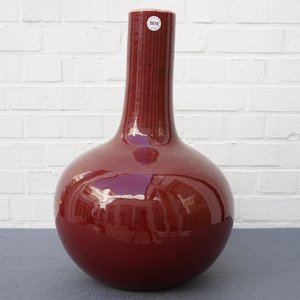 Trois vases de forme bouteille en porcelaine de Chine sang de boeuf monochrome, 20ème — photo 7