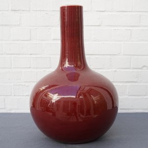 Trois vases de forme bouteille en porcelaine de Chine sang de boeuf monochrome, 20ème — photo 8
