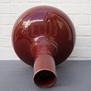 Trois vases de forme bouteille en porcelaine de Chine sang de boeuf monochrome, 20ème — photo 10