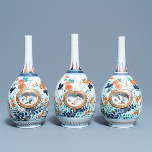 Trois vases de forme bouteille en porcelaine Imari de Japon, Edo, 17/18ème — photo 1