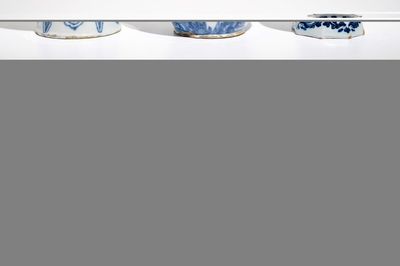 Trois vases en faïence de Delft bleu et blanc à décor chinoiserie, 17/18ème