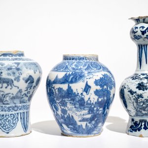 Trois vases en faïence de Delft bleu et blanc à décor chinoiserie, 17/18ème — photo 3