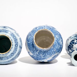 Trois vases en faïence de Delft bleu et blanc à décor chinoiserie, 17/18ème — photo 5