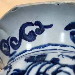 Trois vases en faïence de Delft bleu et blanc aux oiseaux sur fond millefleurs, 18ème — photo 11