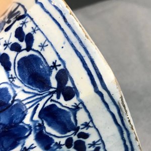 Trois vases en faïence de Delft bleu et blanc aux oiseaux sur fond millefleurs, 18ème — photo 14
