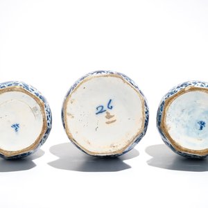 Trois vases en faïence de Delft bleu et blanc aux oiseaux sur fond millefleurs, 18ème — photo 6