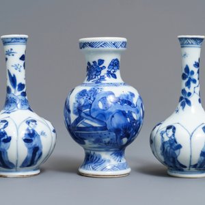 Trois vases en porcelaine de Chine bleu et blanc à décor de 'Longues Dames', Kangxi — photo 4