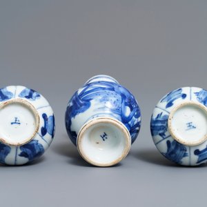 Trois vases en porcelaine de Chine bleu et blanc à décor de 'Longues Dames', Kangxi — photo 5