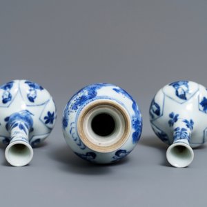 Trois vases en porcelaine de Chine bleu et blanc à décor de 'Longues Dames', Kangxi — photo 6