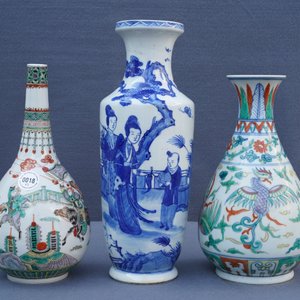 Trois vases en porcelaine de Chine bleu et blanc, doucai et famille verte, 19/20ème — photo 7