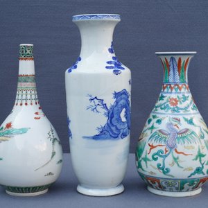 Trois vases en porcelaine de Chine bleu et blanc, doucai et famille verte, 19/20ème — photo 8