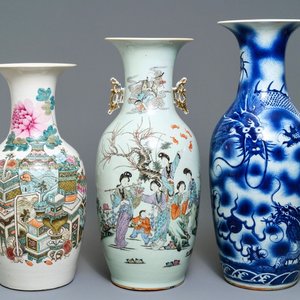 Trois vases en porcelaine de Chine bleu et blanc et qianjiang cai, 19/20ème — photo 1