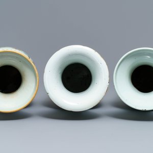 Trois vases en porcelaine de Chine bleu et blanc, famille rose et qianjiang cai, 19ème — photo 5
