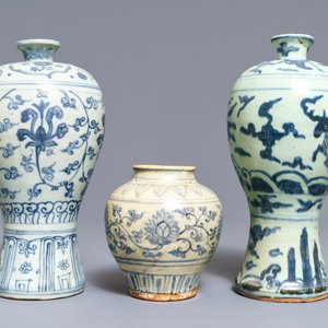 Trois vases en porcelaine de Chine bleu et blanc, Ming — photo 5