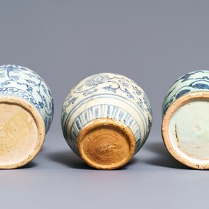 Trois vases en porcelaine de Chine bleu et blanc, Ming — photo 7