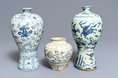 Trois vases en porcelaine de Chine bleu et blanc, Ming