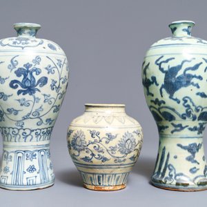 Trois vases en porcelaine de Chine bleu et blanc, Ming — photo 2