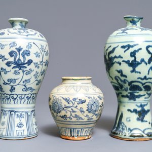 Trois vases en porcelaine de Chine bleu et blanc, Ming — photo 4
