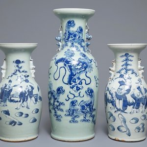 Trois vases en porcelaine de Chine bleu et blanc sur fond céladon, 19ème — photo 1