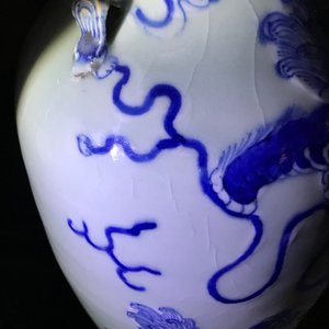 Trois vases en porcelaine de Chine bleu et blanc sur fond céladon, 19ème — photo 16
