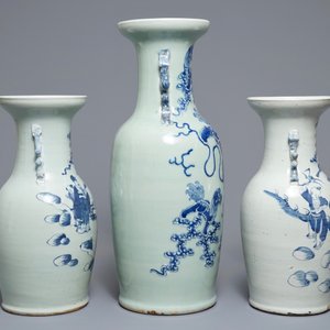 Trois vases en porcelaine de Chine bleu et blanc sur fond céladon, 19ème — photo 2