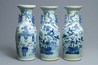 Trois vases en porcelaine de Chine bleu et blanc sur fond céladon, 19ème