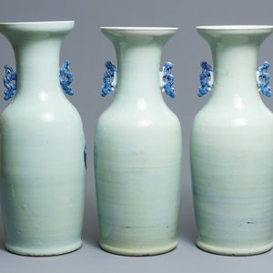 Trois vases en porcelaine de Chine bleu et blanc sur fond céladon, 19ème — photo 3