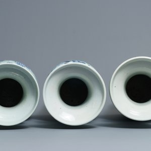 Trois vases en porcelaine de Chine bleu et blanc sur fond céladon, 19ème — photo 6