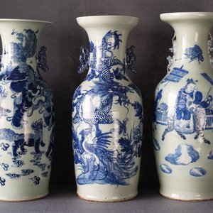 Trois vases en porcelaine de Chine bleu et blanc sur fond céladon, 19ème — photo 13