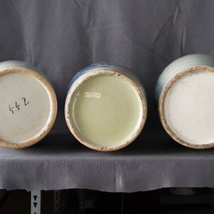 Trois vases en porcelaine de Chine bleu et blanc sur fond céladon, 19ème — photo 15