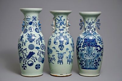 Trois vases en porcelaine de Chine bleu et blanc sur fond céladon, 19ème