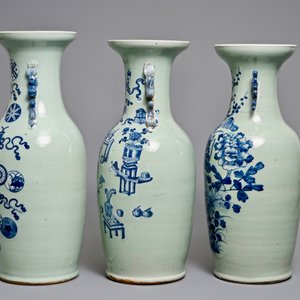 Trois vases en porcelaine de Chine bleu et blanc sur fond céladon, 19ème — photo 4