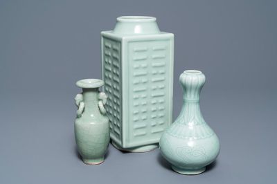 Trois vases en porcelaine de Chine céladon monochrome, marques de Yongzheng et Qianlong, 19/20ème
