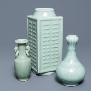 Trois vases en porcelaine de Chine céladon monochrome, marques de Yongzheng et Qianlong, 19/20ème — photo 1
