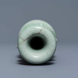 Trois vases en porcelaine de Chine céladon monochrome, marques de Yongzheng et Qianlong, 19/20ème — photo 18