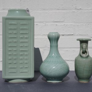 Trois vases en porcelaine de Chine céladon monochrome, marques de Yongzheng et Qianlong, 19/20ème — photo 21