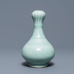 Trois vases en porcelaine de Chine céladon monochrome, marques de Yongzheng et Qianlong, 19/20ème — photo 9