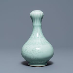 Trois vases en porcelaine de Chine céladon monochrome, marques de Yongzheng et Qianlong, 19/20ème — photo 10