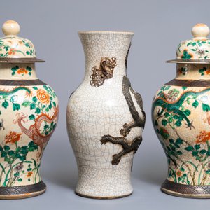 Trois vases en porcelaine de Chine dit "de Nankin" aux décors de dragons, 19ème — photo 2