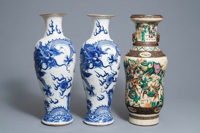 Trois vases en porcelaine de Chine dit "de Nankin" aux décors de dragons et de guerriers, 19ème