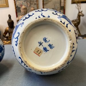 Trois vases en porcelaine de Chine en bleu et blanc, 19ème — photo 16