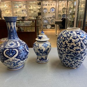 Trois vases en porcelaine de Chine en bleu et blanc, 19ème — photo 9