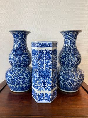 Trois vases en porcelaine de Chine en bleu et blanc, 19ème — photo 1