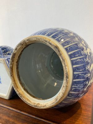 Trois vases en porcelaine de Chine en bleu et blanc, 19ème — photo 5