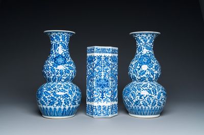 Trois vases en porcelaine de Chine en bleu et blanc, 19ème