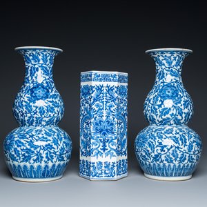 Trois vases en porcelaine de Chine en bleu et blanc, 19ème — photo 1