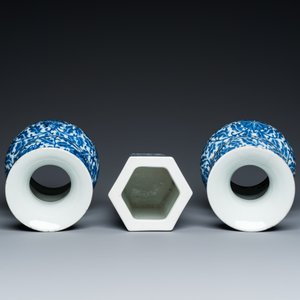 Trois vases en porcelaine de Chine en bleu et blanc, 19ème — photo 5
